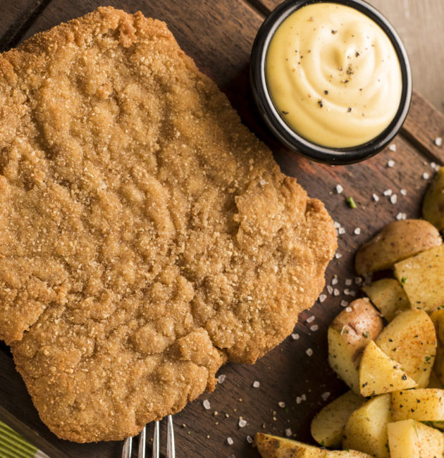 Milanesa con papas campesinas