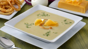 Receta sopa de queso cheddar y sidra con cebollitas rebozadas