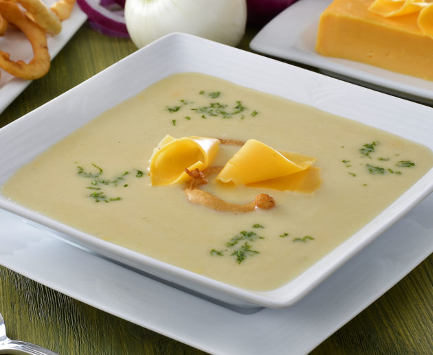 Receta sopa de queso cheddar y sidra con cebollitas rebozadas