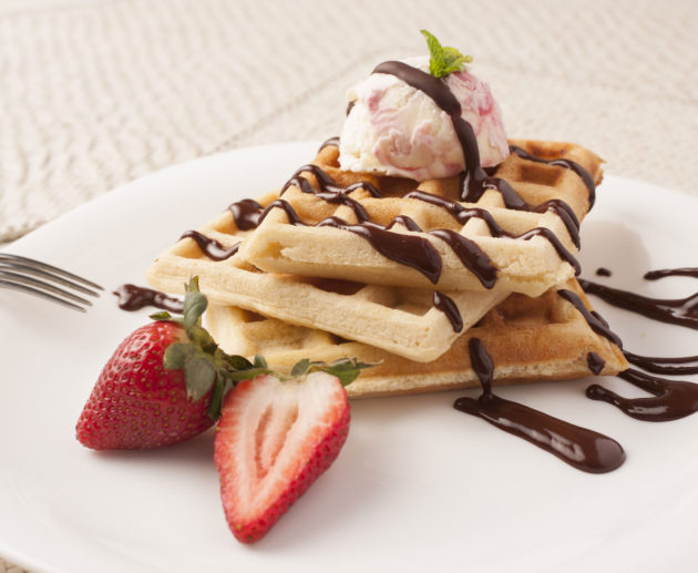 Receta Waffle con Helado y Salsa de Chocolate