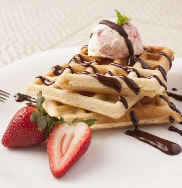Receta Waffle con Helado y Salsa de Chocolate
